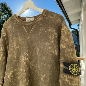 Stone Island Tie Dye Sweatshirt  - Hej, säljer nu min Stone Island sweatshirt. Den är i bra skick utan tecken på användning. Finns QR-kod som bevisar äkthet. Den är i storlek L men italiensk storlek så passar M. Priset är inte hugget i sten. Hör av er vid frågor.