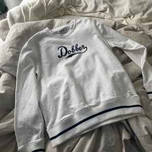dobber tröja - dobber tröja. Storlek L men passar alla storlekar beroende på hur man vill att den ska sitta. 150 kr, köparen står för frakten💘
