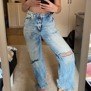 Raka håliga jeans  - Snygga raka högmidjade håliga jeans, använt ett fåtal gånger så är i bra skick 