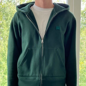Acne studios hoodie - Mörkgrön Acne zip hoodie. Hoodien är i ett bra skick, har tagit bort snören som fanns till hoodien när den köptes. 
