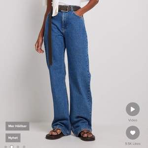 Säljer nu dessa jeans då de inte kommer till användning. Passar någon som är runt 170 lång, även kortare. Jeansen är i bra skick!🦋 har även ett par i en ljus blå färg också om någon är intresserad, hör av er isf!😊