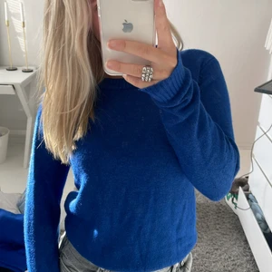 blå stickad tröja - Blå stickad tröja ifrpn vila i storlek xs!