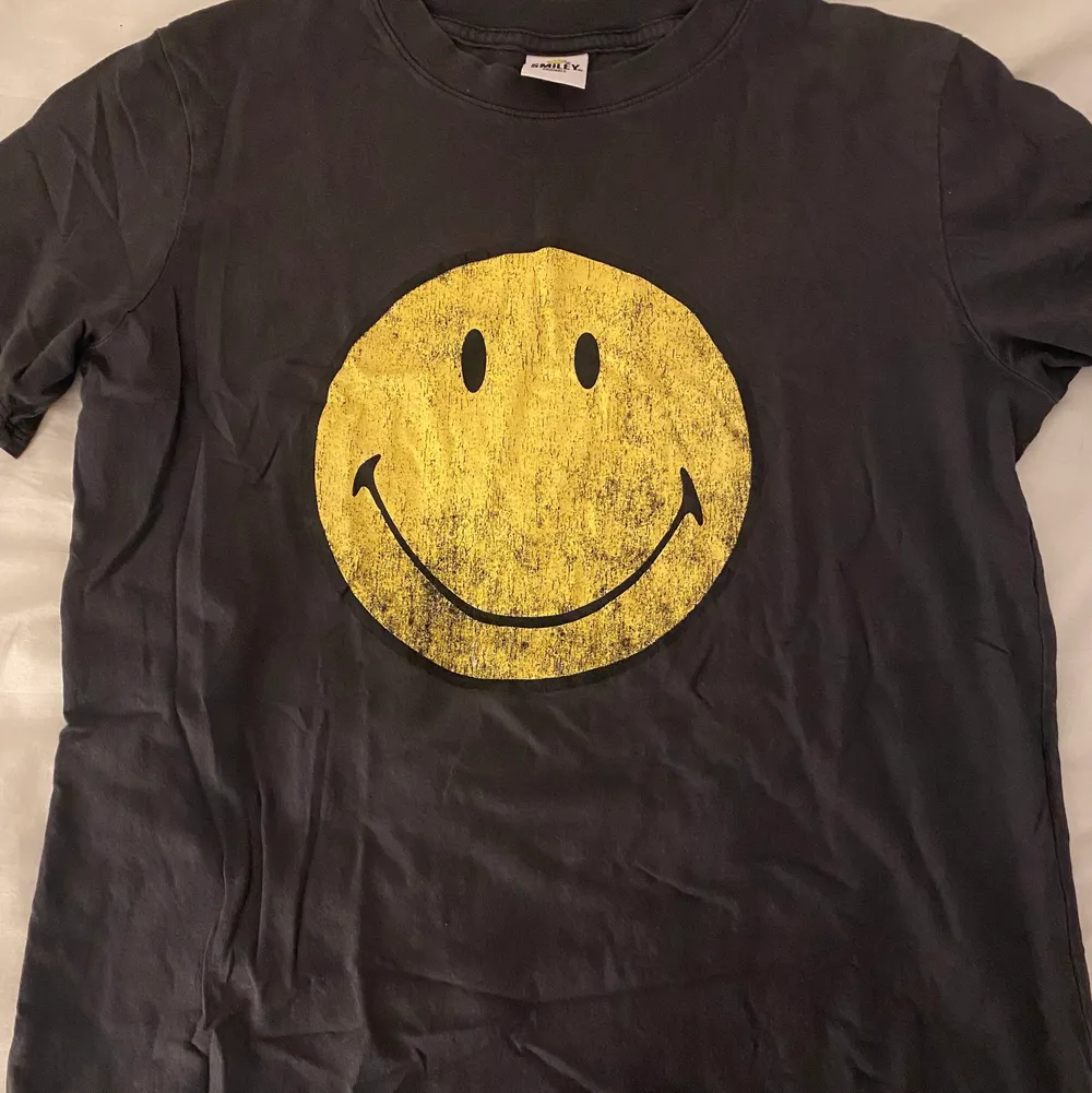 Säljer denna smiley t-shirten från smiley men köpt på asos. Har använt den max 3 gånger förr året och har inte använt den sen dess. Köpt för 250kr.. T-shirts.