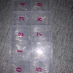 Låda med lösnaglar/tippar - Typ aldrig använda lite blandade dock med de funkar ftf . Frakten e inräknad 