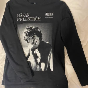Håkan Hellström tröja - Hej! Säljer en Håkan Hellström tröja som är köpt på konserten igår (slutsåld på hemsidan). Säljes för 500kr, nypris 600kr :)