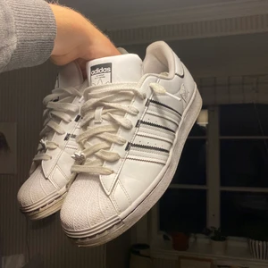 Adidas superstar skor  - Ett par vita adidas superstar skor som är i ett fint skick! Hör av dig om du vill ha fler bilder:)