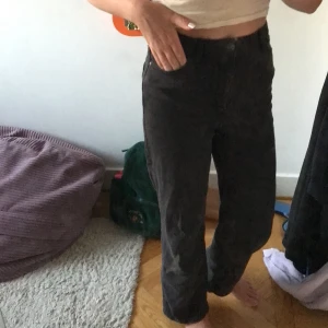 Söta byxor (highwaist)  - Svarta higwaist jeans, säljer pga för små. Är inte säker på frakt, pris kan diskuteras <3