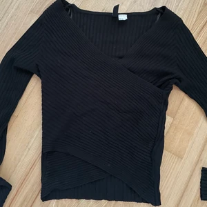 Ribbad tröja  - Ribbad tröja i med ”omlott” på framsidan, strl xs. Hör av dig om du har frågor 💛