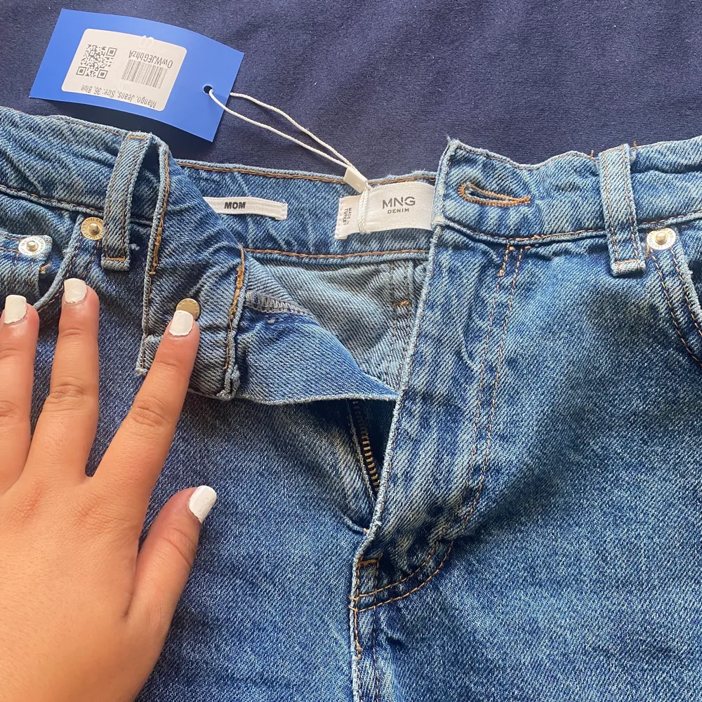 Ur snygga mom jeans från Mango. Anledningen till att jag säljer dem är eftersom att dem tyvärr inte passar :/. De är helt nyköpta och har kvar prislapp (pris kan diskuteras)☺️☺️ kan även mötas upp. Säljer ett annat par i samma storlek fast annan färg.. Jeans & Byxor.