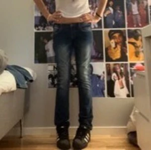 Low waisted jeans  - Skit dåliga bilder pgr av skickat från en annan mobil pgr av min kamera är trasig!! Be om för tydliga bilder! Skit feta 
