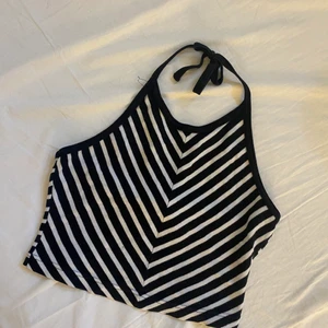 Randig Halterneck Topp - Kort randig topp med halterneck, man knyter den i nacken och den är backless! Köpt second hand och sedan tvättad och knappt använd. Köparen står för frakt🥰