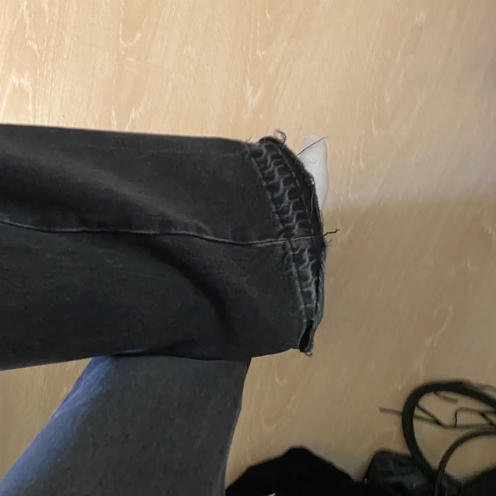 Säljer mina svart/grå jeans från zara som användts typ 3 gånger. Så fina! (TRYCK INTR PÅ KÖP DIREKT!)💗. Jeans & Byxor.