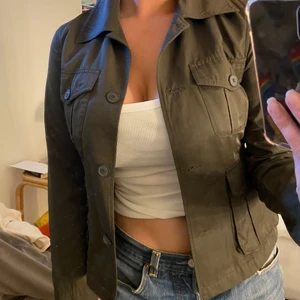 Militärgrön Jacka  - En tunn militärgrön jacka från Esprit. Perfekt höstjacka med många fickor. Köpt på sellpy och sedan tvättad, aldrig använd efter det då den är för liten! 