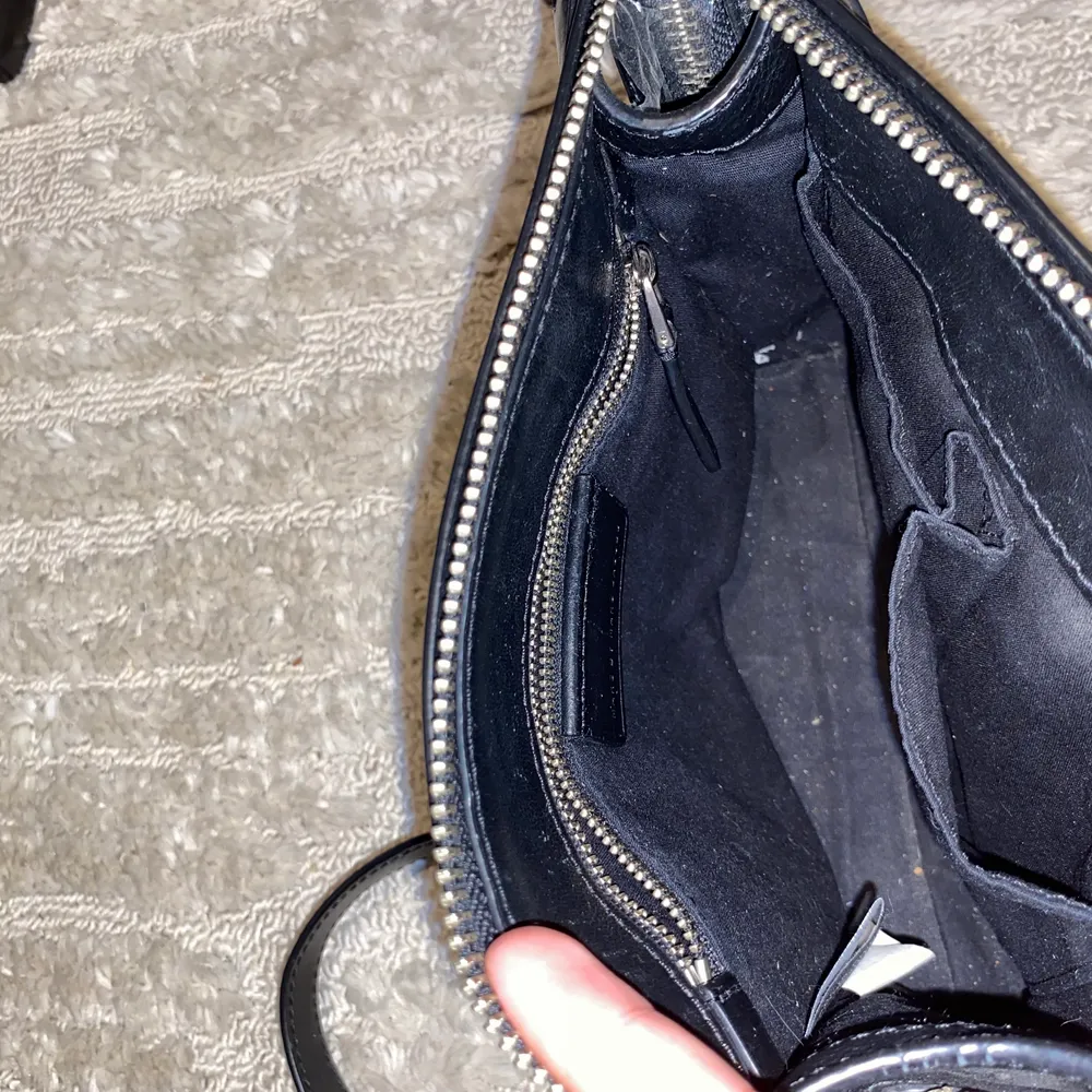 Säljer en snygg svart Marc Jacobs läderväska i mycket bra skick. Det är i äkta läder jag kan skicka bildbevis på vid förfrågan. Har två större fickor. Kan mötas upp i Stockholm, Uppsala, Tierp och Gävle eller så kan jag frakta. Skriv vid intresse/frågor😊. Väskor.