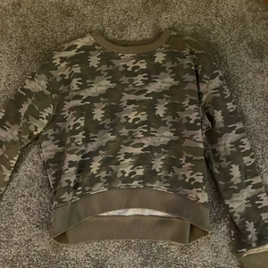 Militär grön sweatshirt 🫒☘️♻️ - Militärgrön sweatshirt som är endast envärd 2 gånger och är från Fila 💚🤎