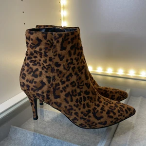 Klackar  - Leopard klackar ifrån Gina tricot storlek 40 