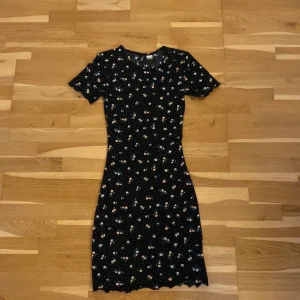 Klänning  - En hjäte fin klänning gillar den hjäte mycket men passar inte bra runt min midja köpta för ca 350kr men säljer för ca 150kr pris kan diskuteras 💕💕💕✨☺️