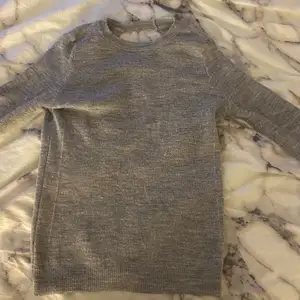 En grå stickad tröja med en v ringning i ryggen, vet tyvärr inte vart den är ifrån💞passar S/M (TRYCK EJ PÅ KÖP NU)