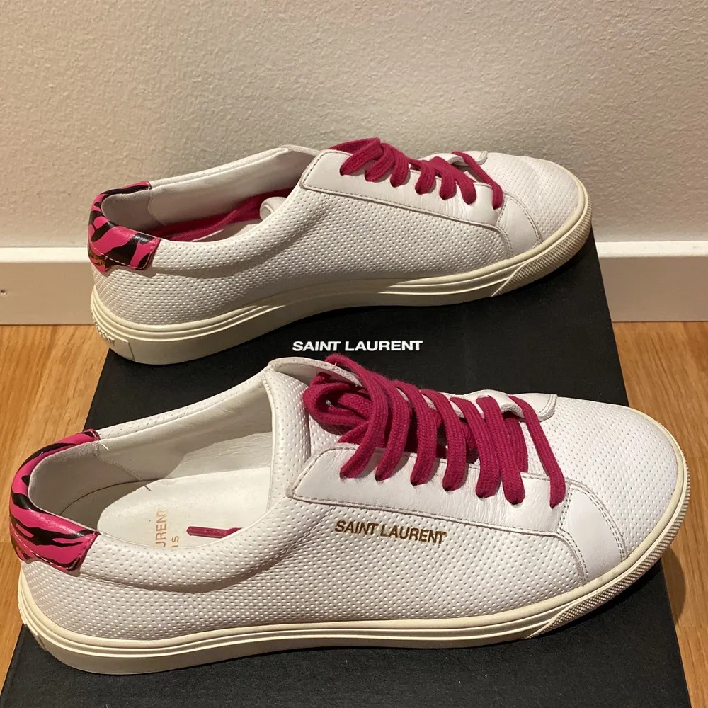 Vita skinn sneakers. Med mörk rosa snören. Använda 5 gånger, köpta 2020 på Farfetch. Nyskick, säljes pga fel storlek. Nypris 5000+. Små i storleken. Skor.