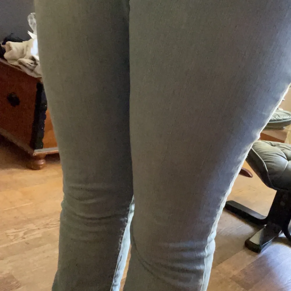 Ett par lågmidjade Jeans som är väldigt långa i benen och därav säljs, har använt de ganska många gånger men de är absolut inte slitna. Jeans & Byxor.