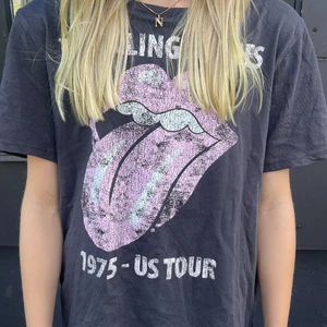 T-shirt  - Grå T-shirt med rosa tryck på, bra skick, angående frakt pris fråga mig