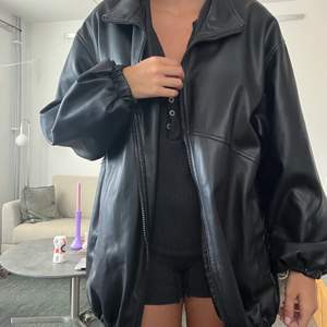 Bomberjacka från asos, knappt använd. Oversized modell. 400kr