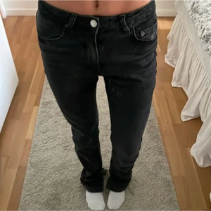 Zara jeans - Svarta zara jeans som är köpa på plick nyligen, säljer då de inte riktigt passade mig, de är storlek 36, frakt skickas spårbart, pris kan diskuteras❤️ (lånade bilder) 