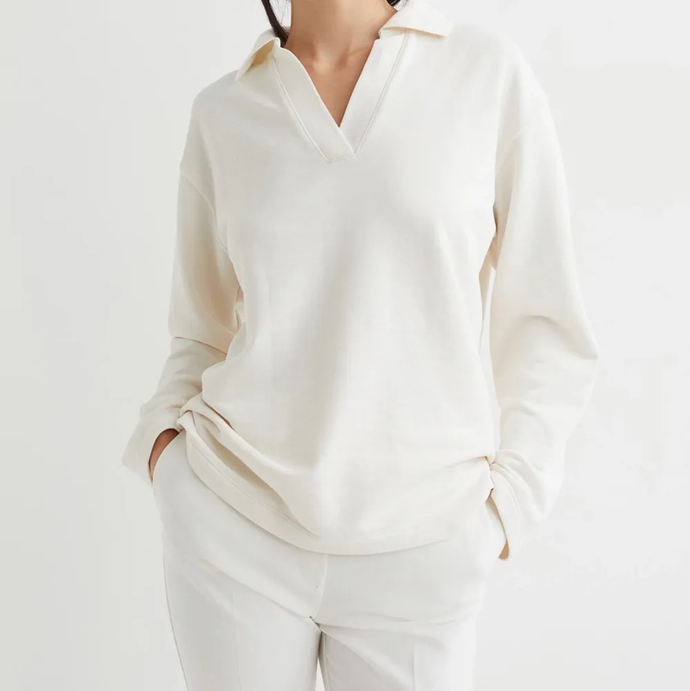 vit sweatshirt med tenniskrage från hm, använd fåtal gånger💕. Tröjor & Koftor.