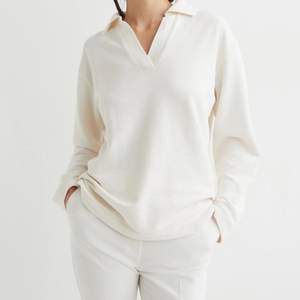 vit sweatshirt med tenniskrage från hm, använd fåtal gånger💕