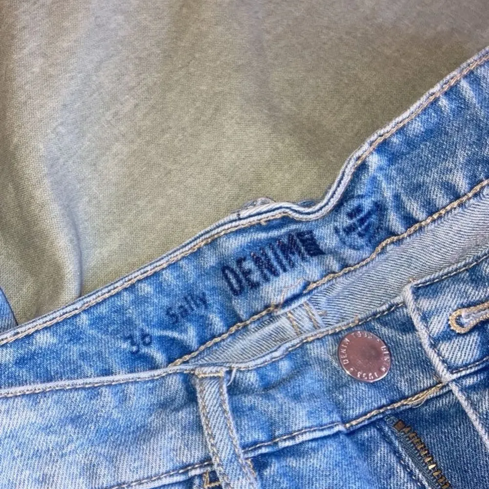 säljer mina fina jeans då dem blivit försmå:( Jeansen är i strl 36. Jeans & Byxor.