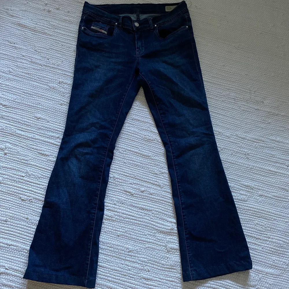 Säljer dessa snygga lågmidjade diesel jeans. De är i barn storlek, 16Y. Senast använda var 2019, men de är i väldigt fint skick. . Jeans & Byxor.