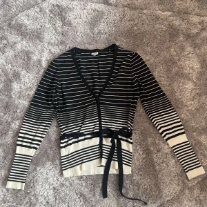 Randig kofta  - Finstickad randig kofta som man knyter i midjan, från oasis. Storlek 38 men passar även mindre och större. Säljes för 50 kr. Vid många intresserande blir det budgivning. Pris kan diskuteras. Frakt tillkommer. Kontakta för frågor eller fler bilder!💗