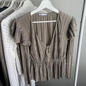 Blus  - Superfin blus från Zara i ett plisserat material🤍🤍