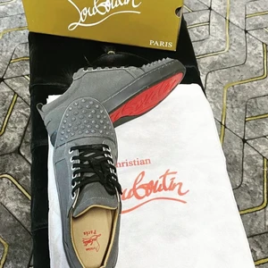 Christian Louboutin (sänkt pris)  - Christian Louboutin skor (kopior)  Finns i vit, svart, blå, grå, röd. Skicka Storlek så återkommer jag, 