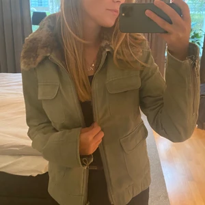 Grön Zadig & Voltarie jacka - Säljer min sjukt snygga Zadig & Voltarie jacka som passar perfekt nu till hösten💓 Jackan har en äkta kaninpälskrage och även päls inne i jackan. Den har inga defekter eller liknande❤️hör av dig om du vill ha flera bilder. Nypris 3000kr
