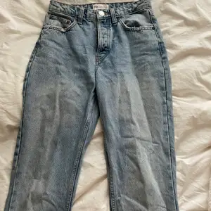Midwaist Zara-jeans! Så snygga men tyvärr för små..❤️ köpare står för frakt 