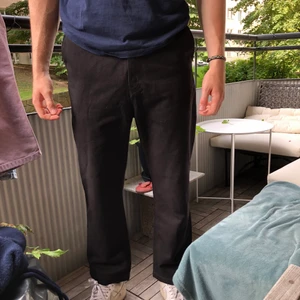 Weekday svarta byxor - Raka svarta byxor som går ner precis till knölen på foten. Sitter bra med ett par sneakers. Skick 9/10 nästan oanvända. Sitter som på bilden för mig som är 179cm. Skriv gärna vid frågor.