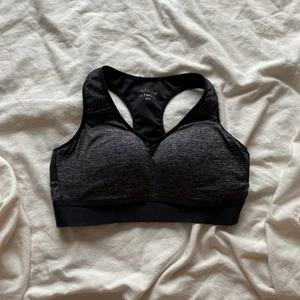 Oanvänd sport-bh - Säljer en jätteskön sport-bh i stl 70B. Aldrig använt. Säljer denna för 30kr + frakt ca 30