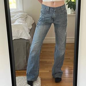 Säljer mina Levis jeans, W32 L34, midjemått 42cm håller upp på bild. Jag är 170, de är super i längd på mig!  350+frakt
