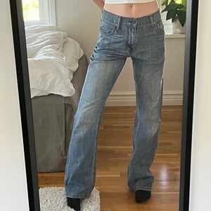 Levis jeans modell 527 - Säljer mina Levis jeans, W32 L34, midjemått 42cm håller upp på bild. Jag är 170, de är super i längd på mig!  350+frakt