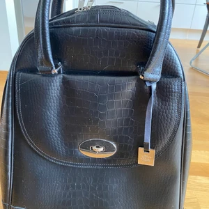 Datorväska Bit of Sweden - Fint svart läder datorväska med hjul. Det går att dra upp handtaget och rulla den som en handbagage. Perfekt för resande.  Nypris: ca 3000kr