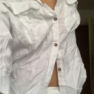 Vit linneskjorta  - Vit linneskjorta med 3/4 armar😊skrynklig på bilden men går enkelt att stryka använd ca 1-2 ggr