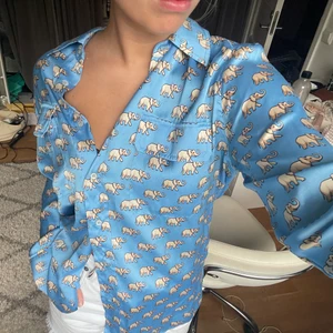 Blå blus från Zara! - Säljer en blå blus från Zara som har söta elefanter på. Använd endast 2-3 gånger.