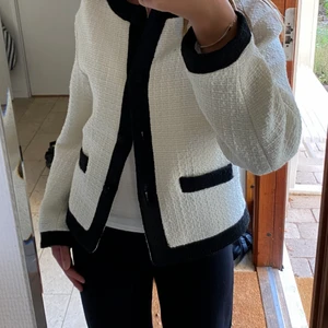 Stickad/vävd koftjacka - Helt oanvänd fin Chanel-liknande koftjacka från hm i strl xs💓