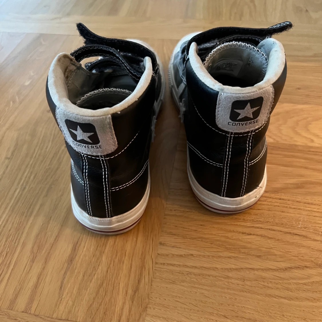 Läder converse med spänne  - 91