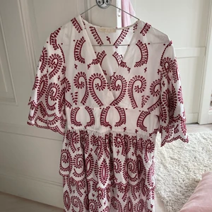Nästan oanvänd maje klänning💗 - En röd oxh vit detaljerad klänning ifrån maje. Den har volanger längst armarna och längst ner, säljer då den är lite liten på mig💕