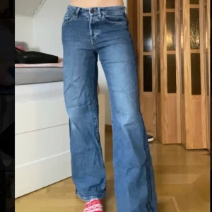 Mid rise jeans - Blå jeans från Lindex med medelhög midja. Kan skicka fler bilder som tex visar färgen tydligare osv. Jag är ca 166cm och de är lite korta på mig kanske. De är utsvängda i benen. De är stretchiga i materialet. Köparen står för frakt.
