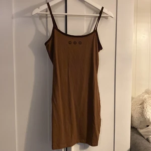 Klänning  - Söt klänning som aldrig används. Storlek S