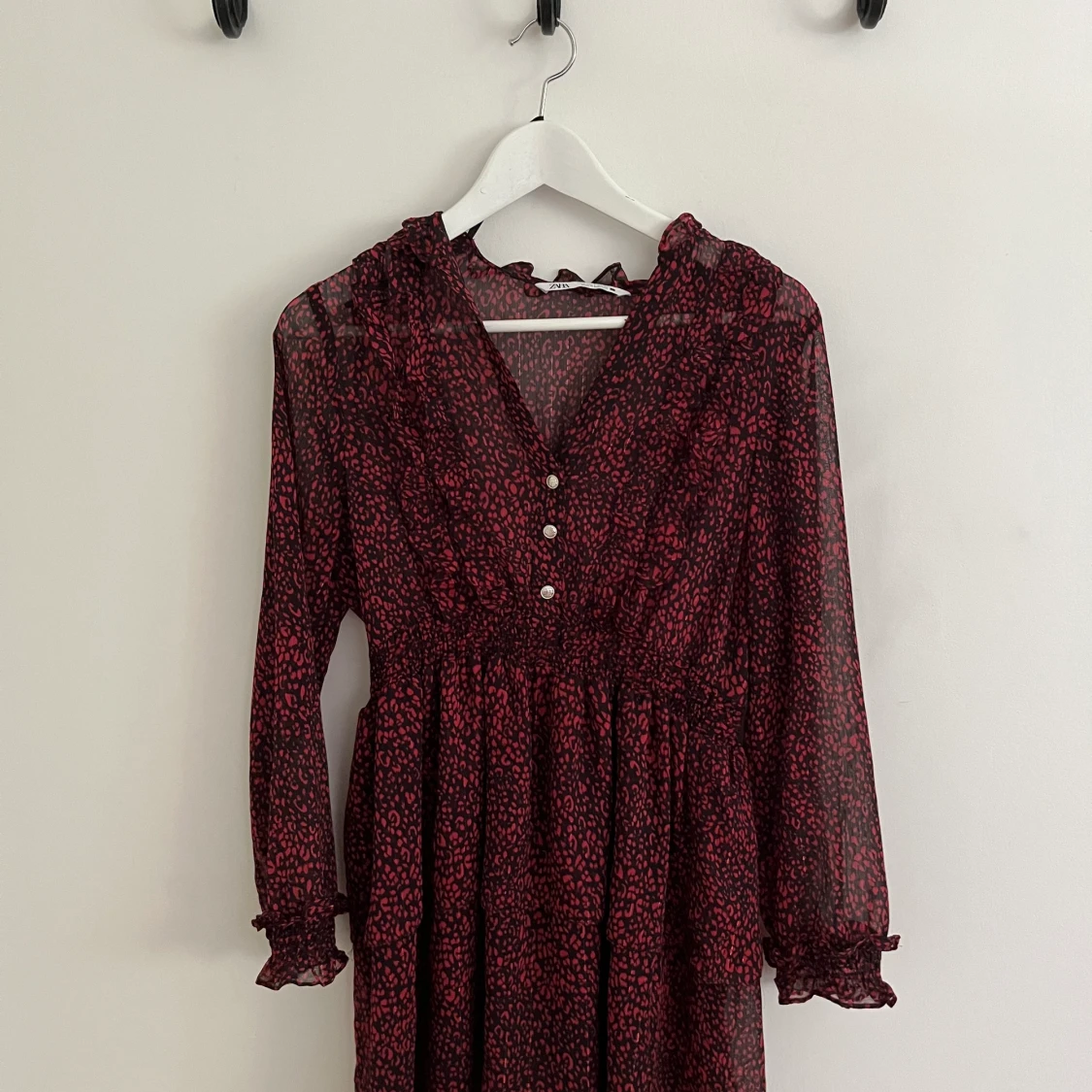 Rödsvart prickig klänning från Zara 