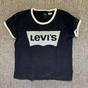 Svart Levi’s T-shirt med logga, stl XS.